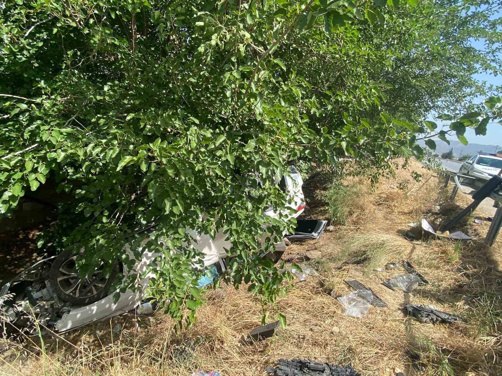 Çine’de refüje çarpan otomobil takla attı: 2 yaralı
