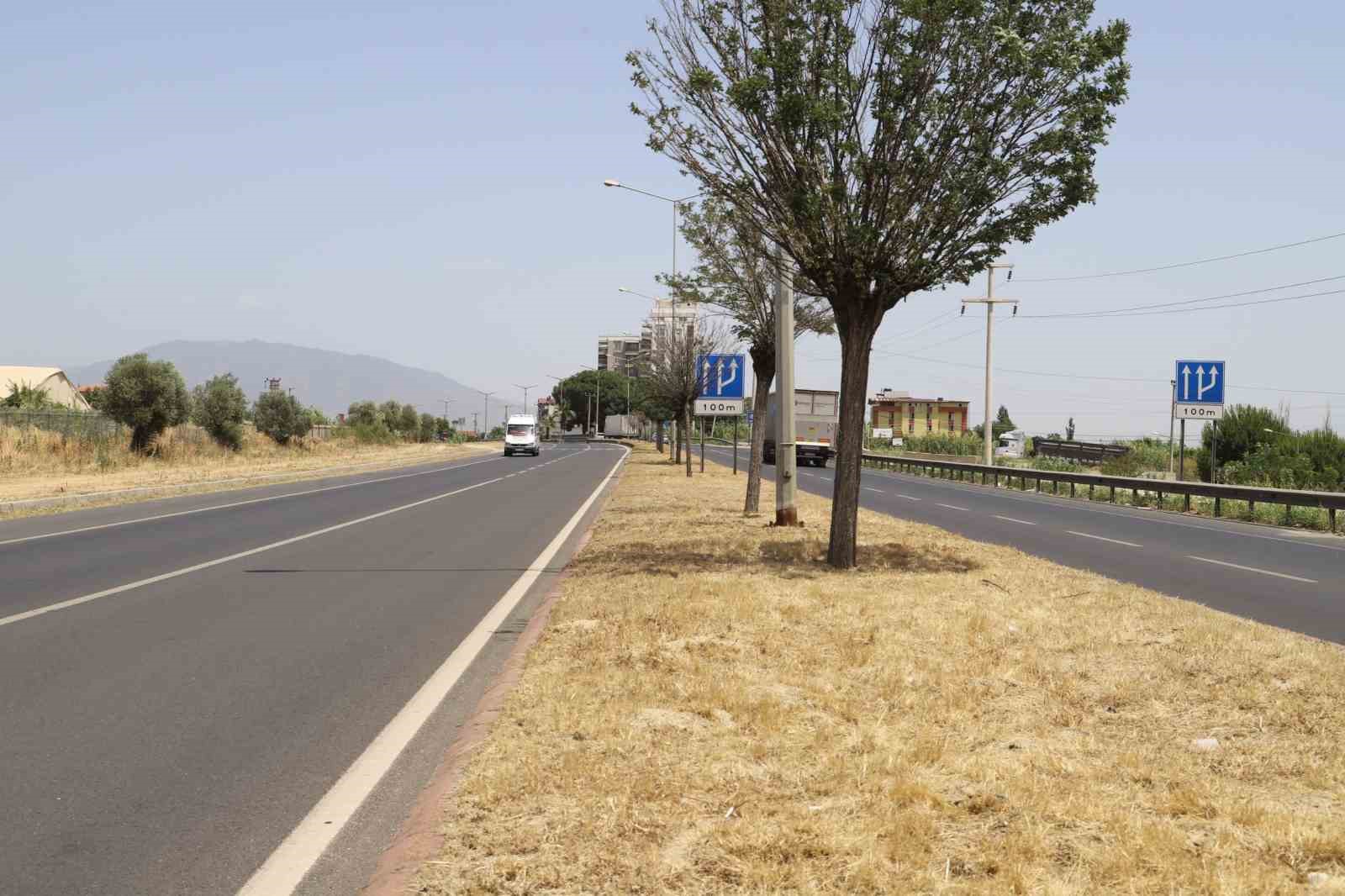 Nazilli Belediyesi’nin çalışmalarıyla karayolu temizlendi
