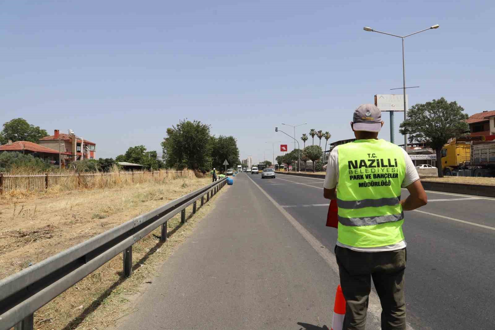 Nazilli Belediyesi’nin çalışmalarıyla karayolu temizlendi
