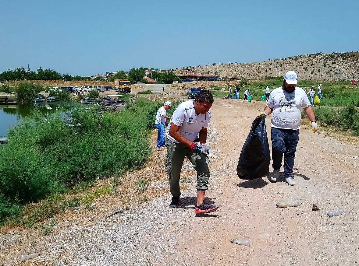 Bafa Gölü’nden bir kamyon çöp çıktı
