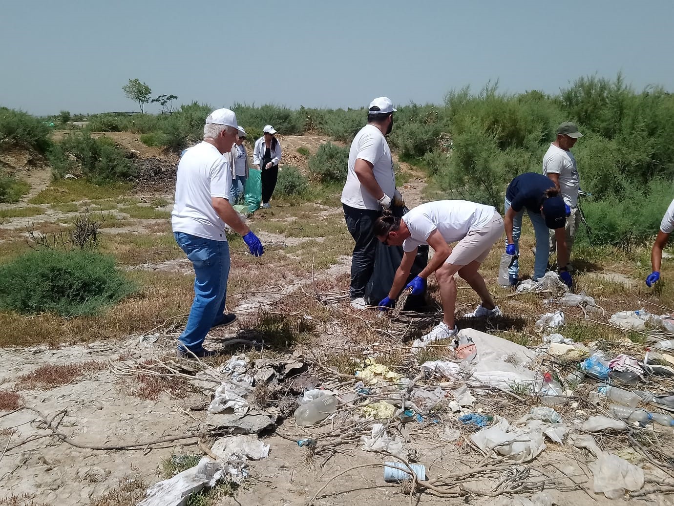 Bafa Gölü’nden bir kamyon çöp çıktı
