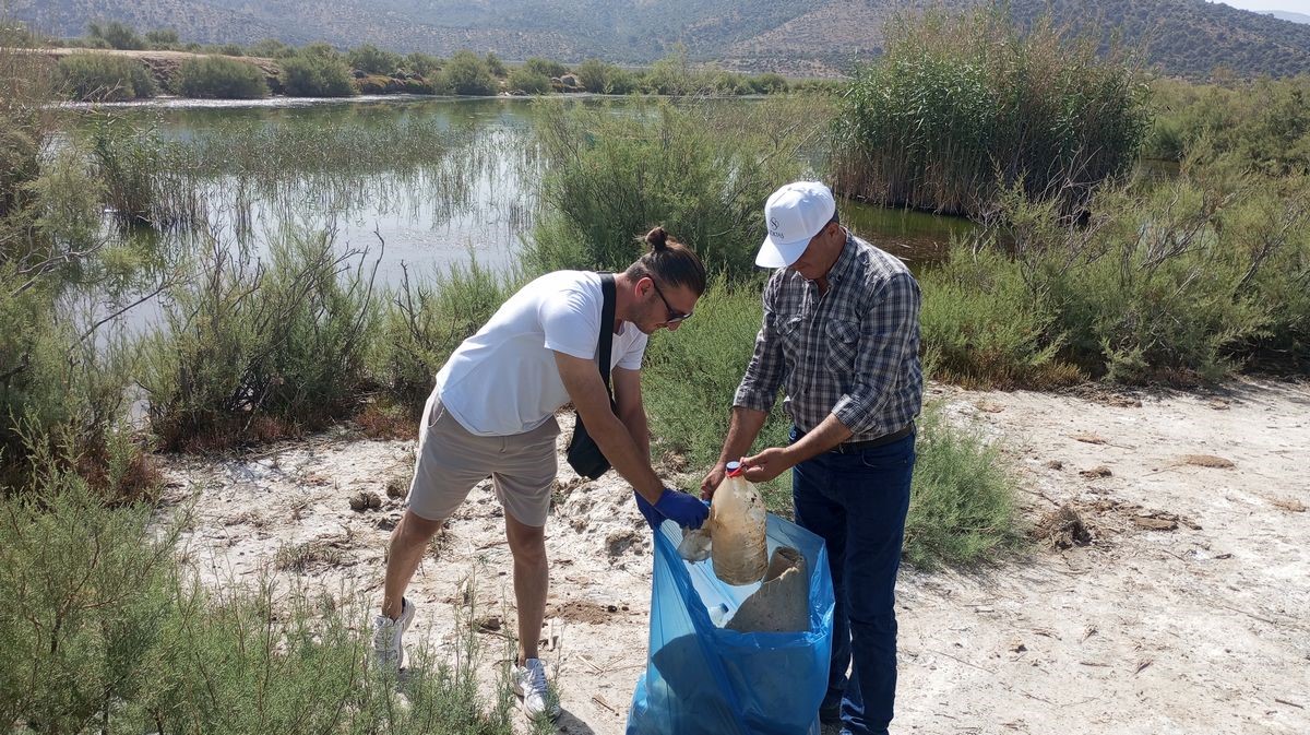 Bafa Gölü’nden bir kamyon çöp çıktı
