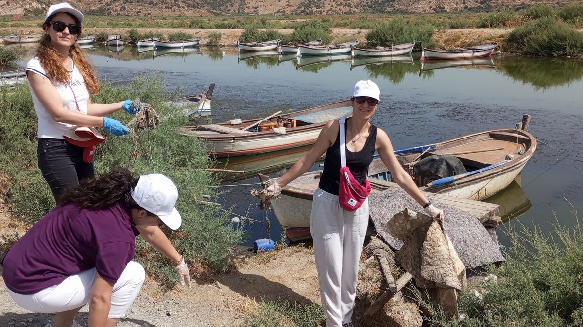 Bafa Gölü’nden bir kamyon çöp çıktı
