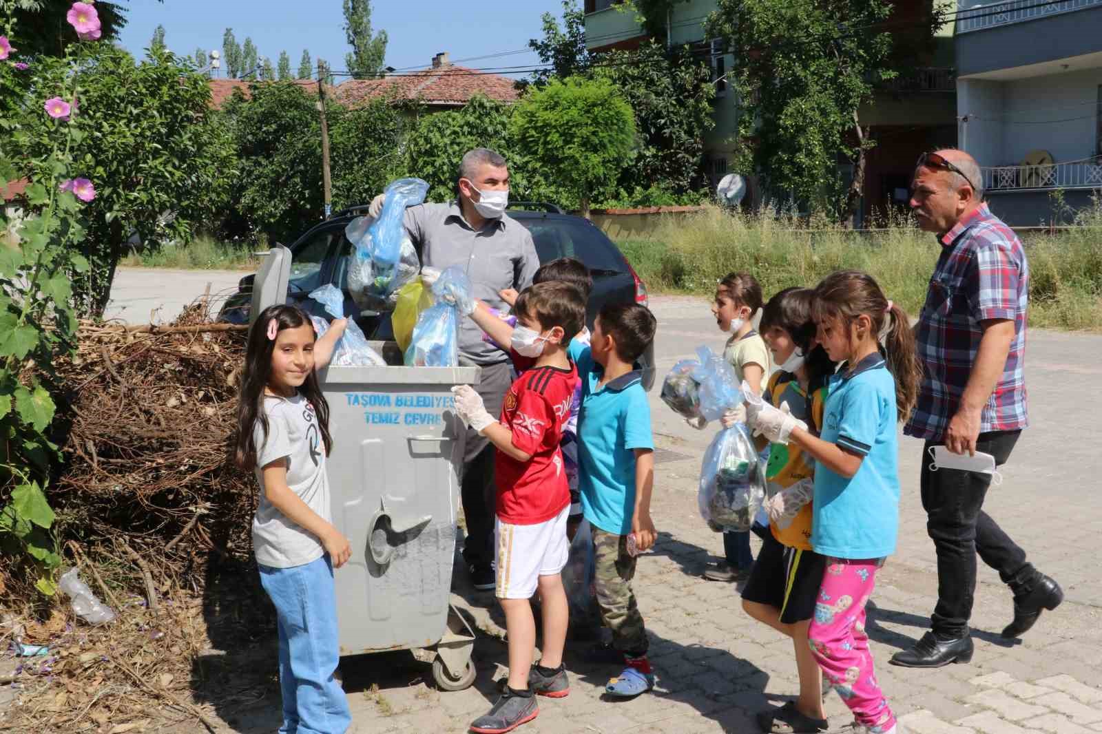 Öğrenciler ’Dünya Çevre Günü’nde mahalleyi temizledi
