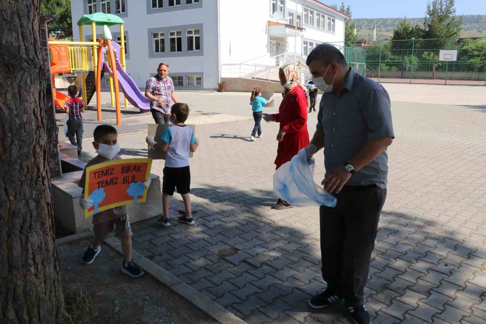 Öğrenciler ’Dünya Çevre Günü’nde mahalleyi temizledi
