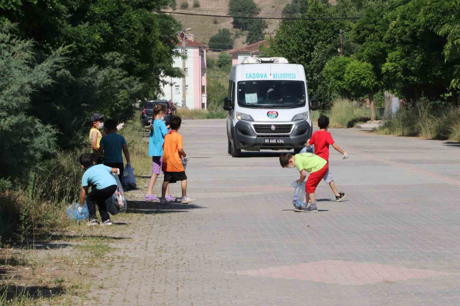 Öğrenciler ’Dünya Çevre Günü’nde mahalleyi temizledi
