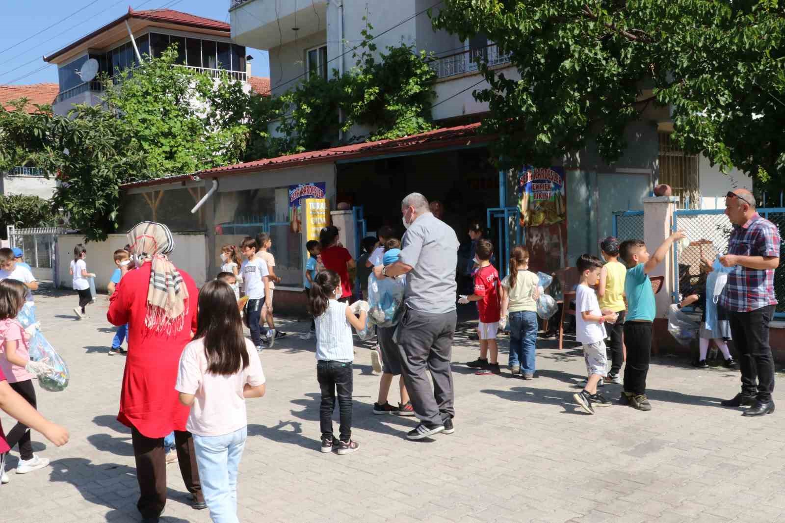 Öğrenciler ’Dünya Çevre Günü’nde mahalleyi temizledi
