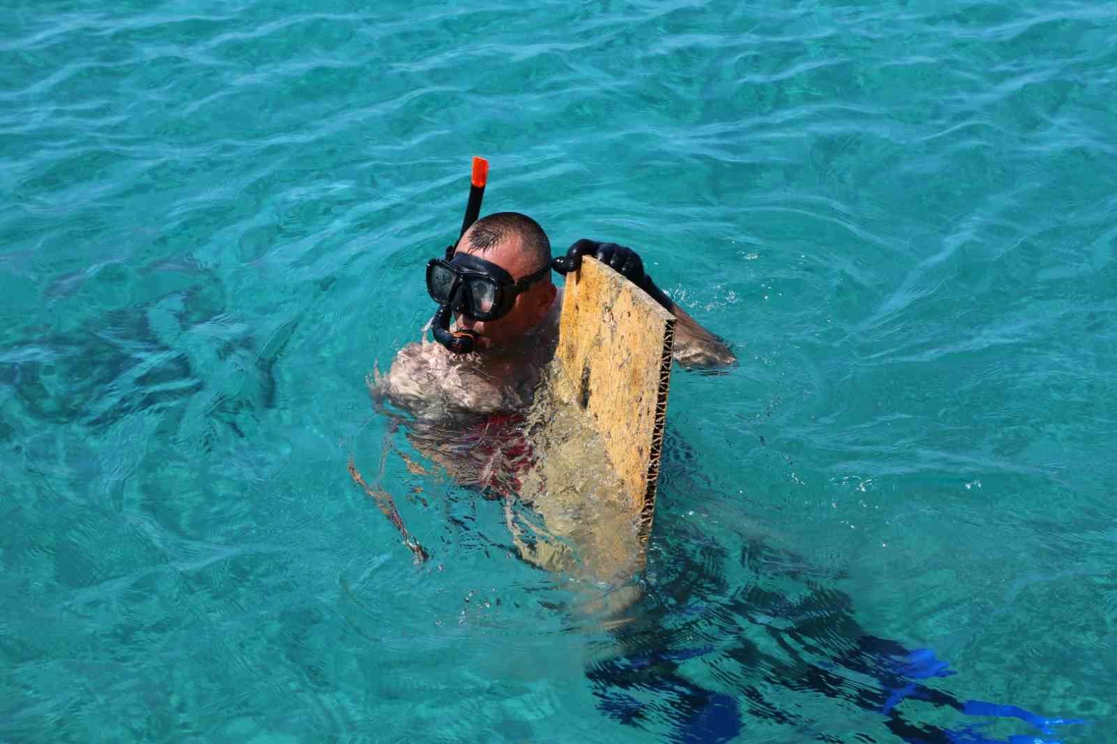 Akyarlar’da deniz dibi temizliği
