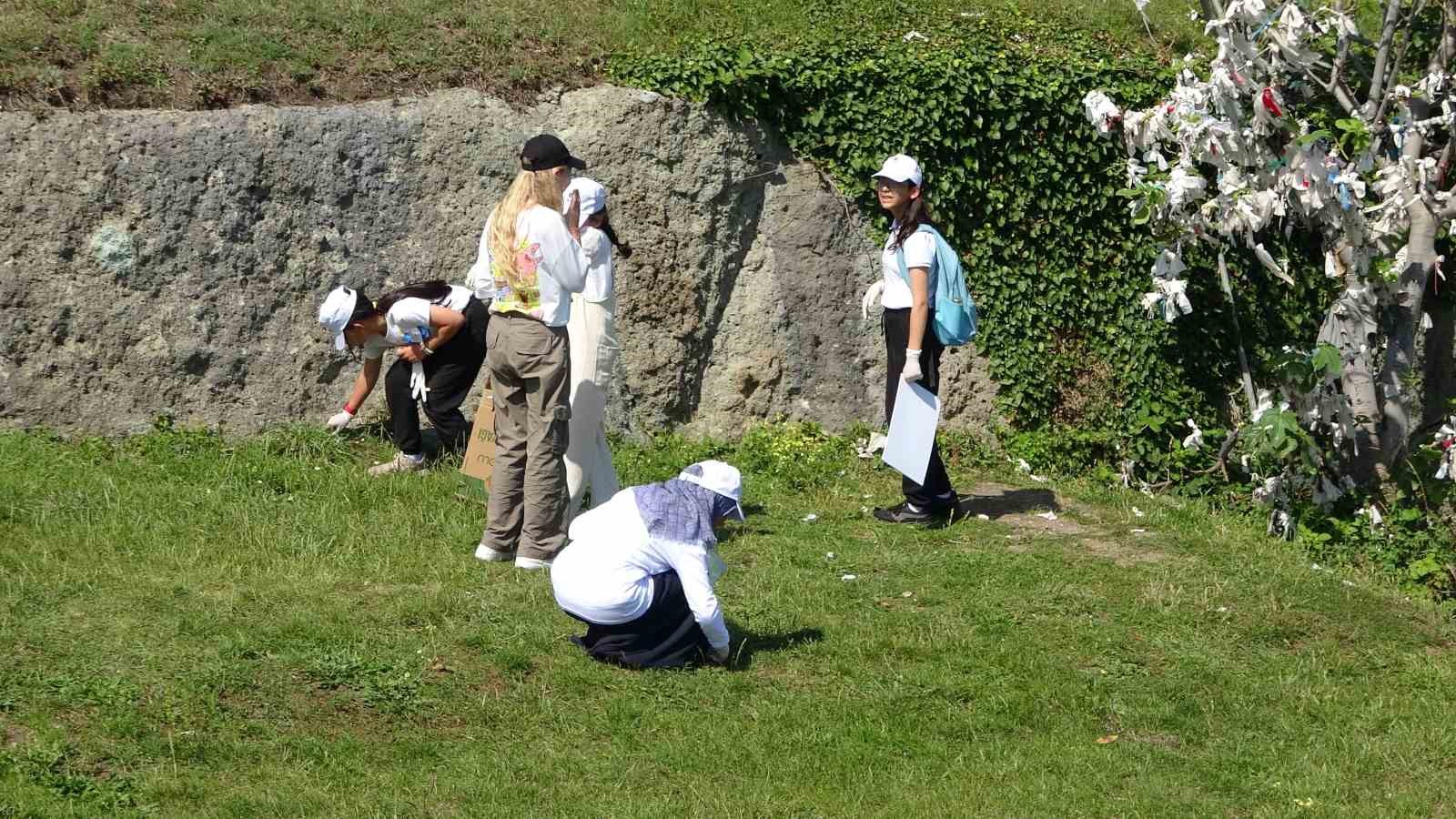 Öğrenciler, Dünya Çevre Günü’nde tarihi Yason Burnu’nda çöp topladı
