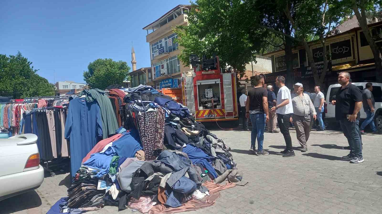 Gediz’de giyim mağazasında yangın
