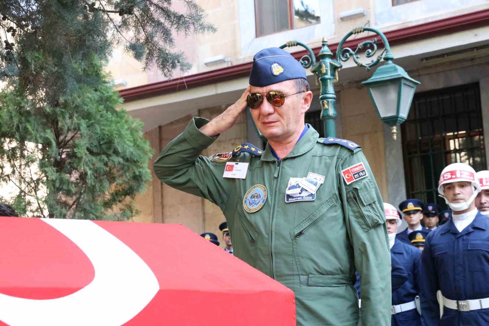 Şehit Pilot Albay Gökhan Özen gözyaşlarıyla son yolculuğuna uğurlandı
