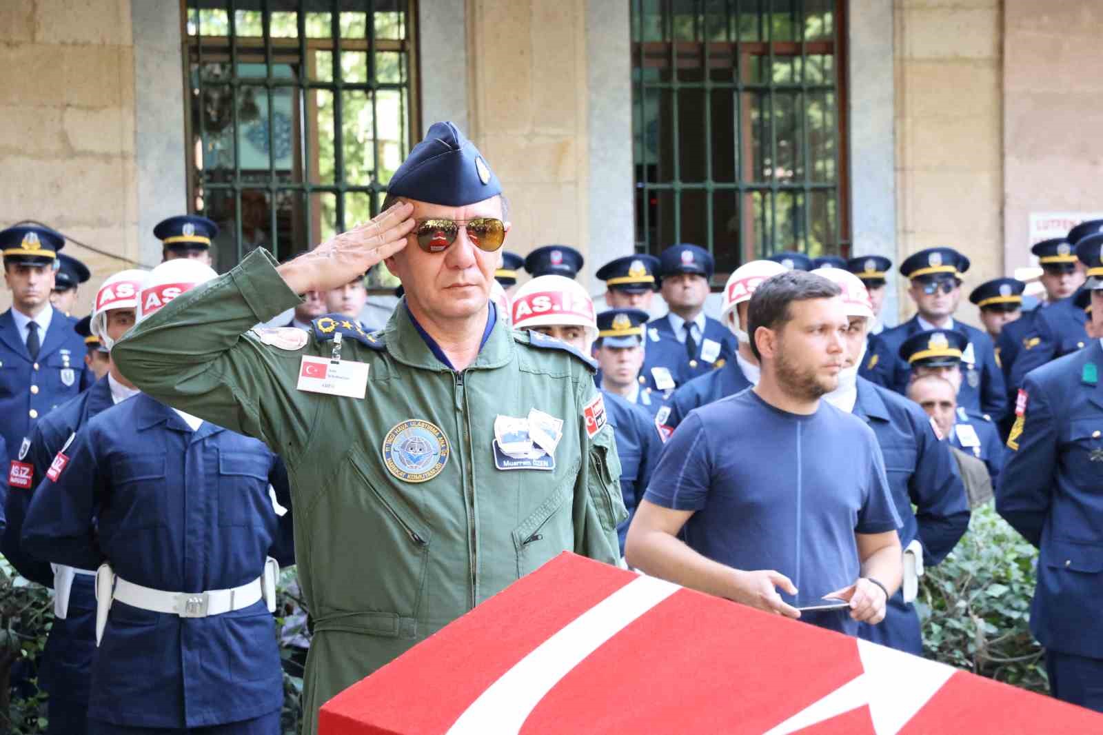 Şehit Pilot Albay Gökhan Özen gözyaşlarıyla son yolculuğuna uğurlandı
