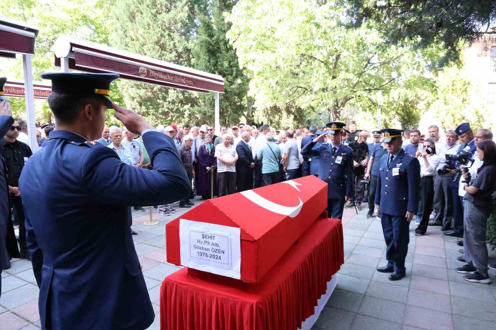 Şehit Pilot Albay Gökhan Özen gözyaşlarıyla son yolculuğuna uğurlandı
