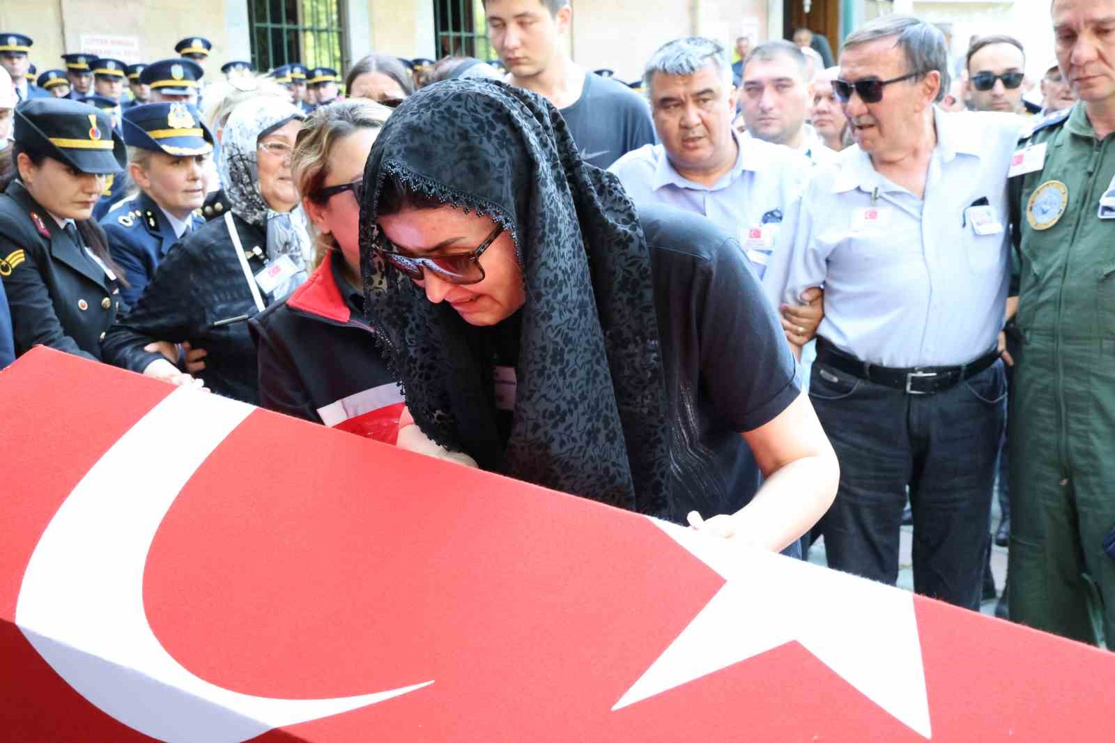 Şehit Pilot Albay Gökhan Özen gözyaşlarıyla son yolculuğuna uğurlandı
