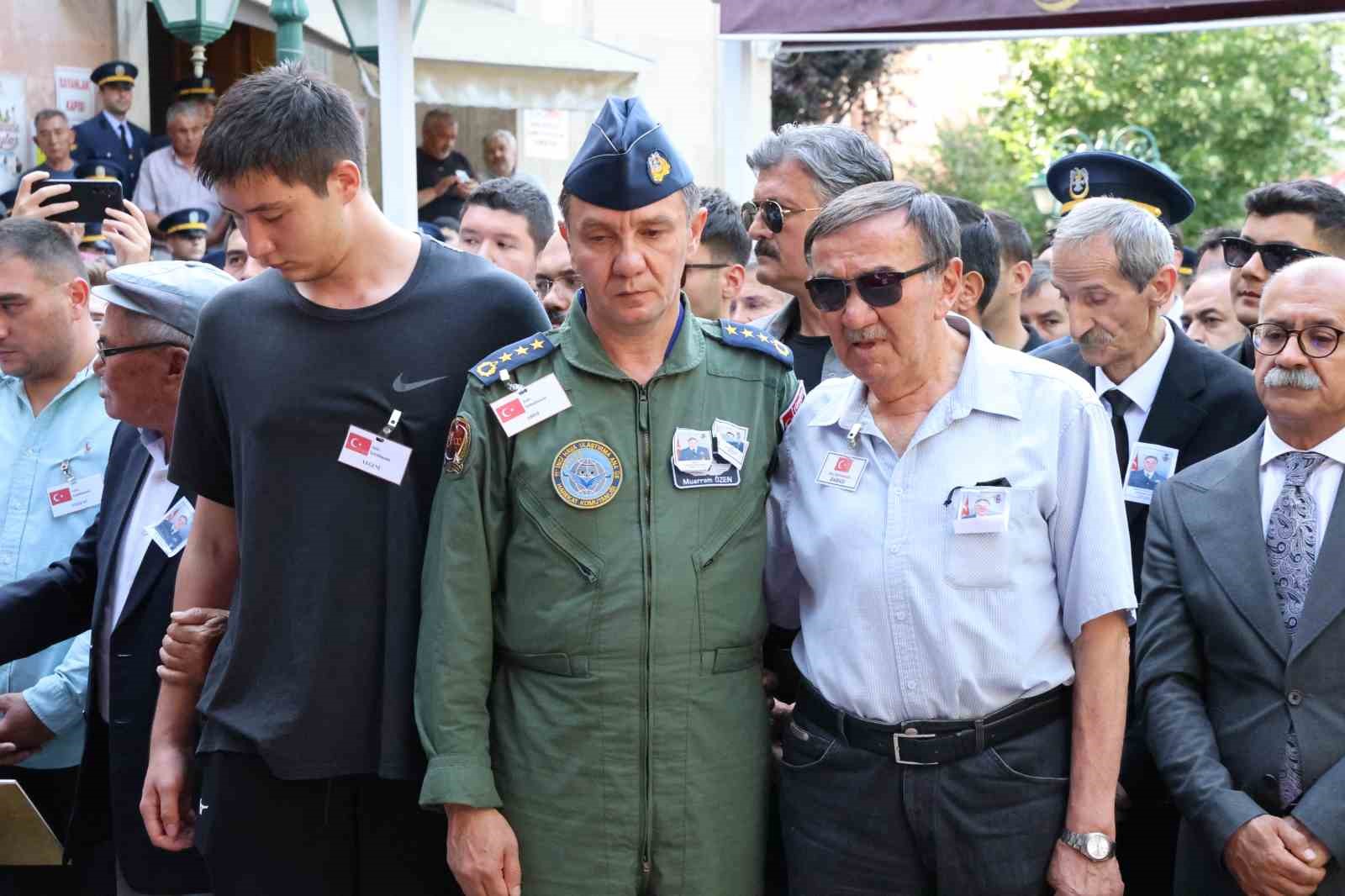 Şehit Pilot Albay Gökhan Özen gözyaşlarıyla son yolculuğuna uğurlandı
