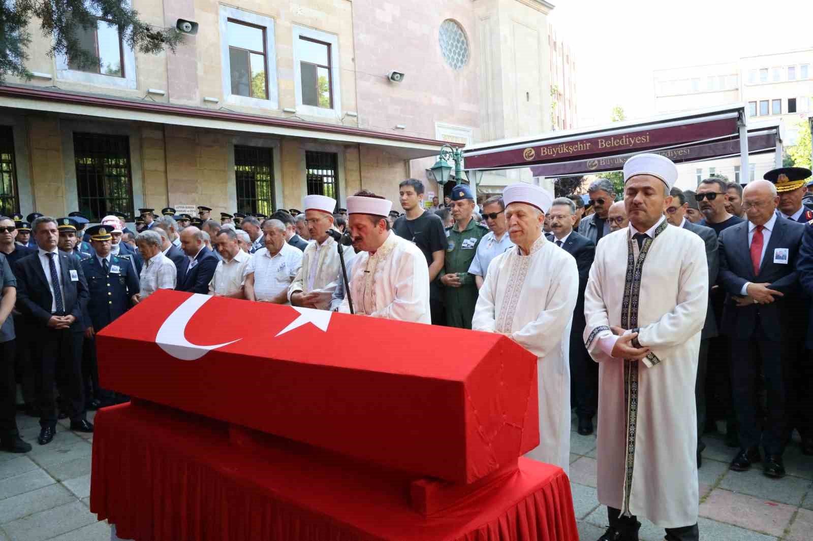 Şehit Pilot Albay Gökhan Özen gözyaşlarıyla son yolculuğuna uğurlandı
