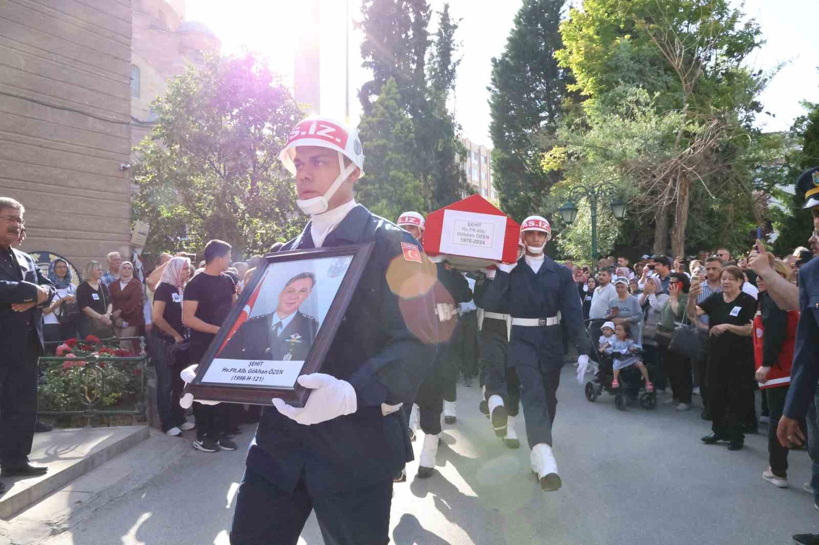 Şehit Pilot Albay Gökhan Özen gözyaşlarıyla son yolculuğuna uğurlandı
