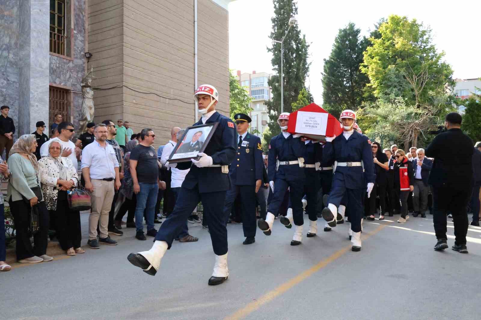 Şehit Pilot Albay Gökhan Özen gözyaşlarıyla son yolculuğuna uğurlandı
