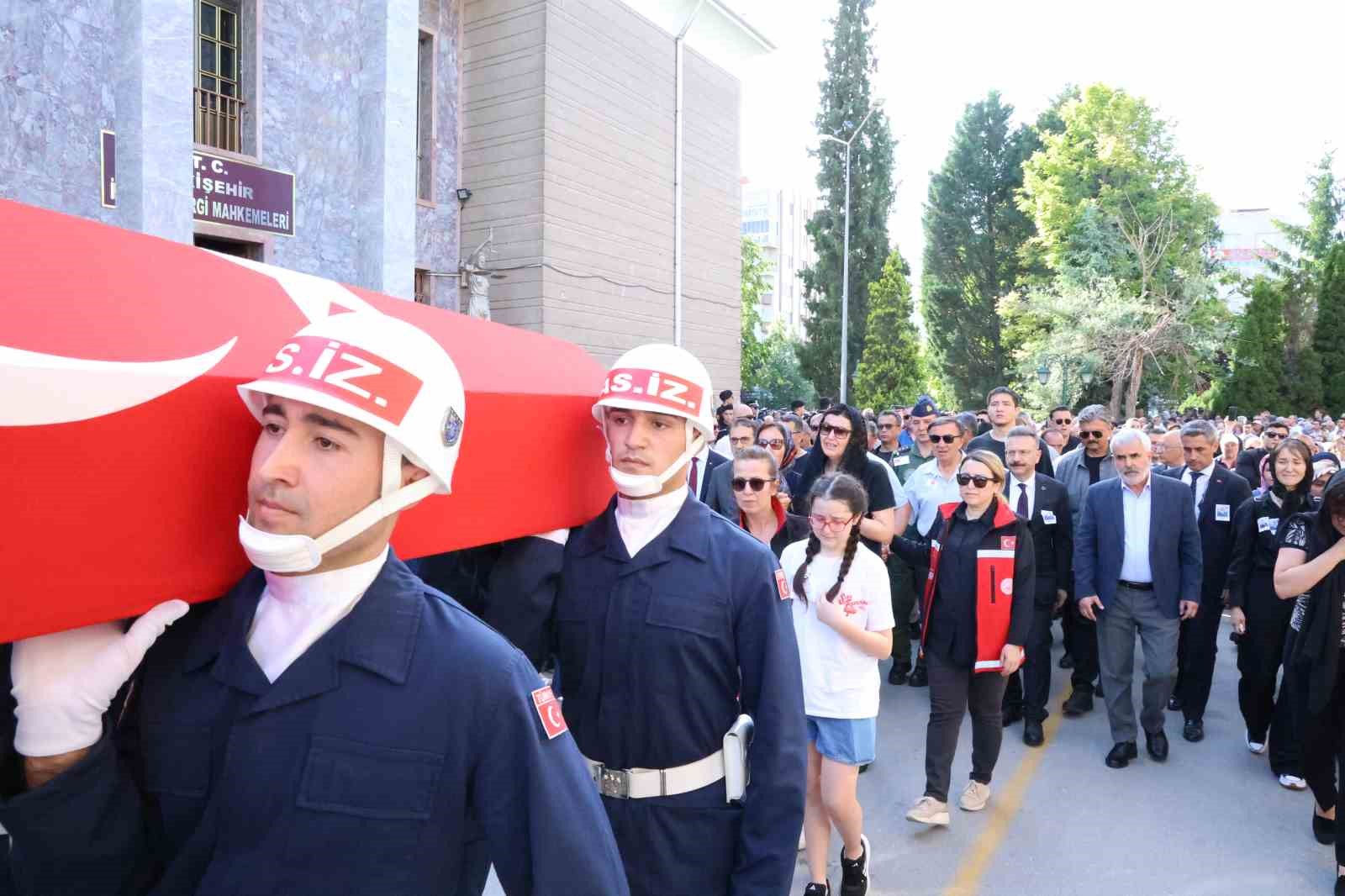 Şehit Pilot Albay Gökhan Özen gözyaşlarıyla son yolculuğuna uğurlandı
