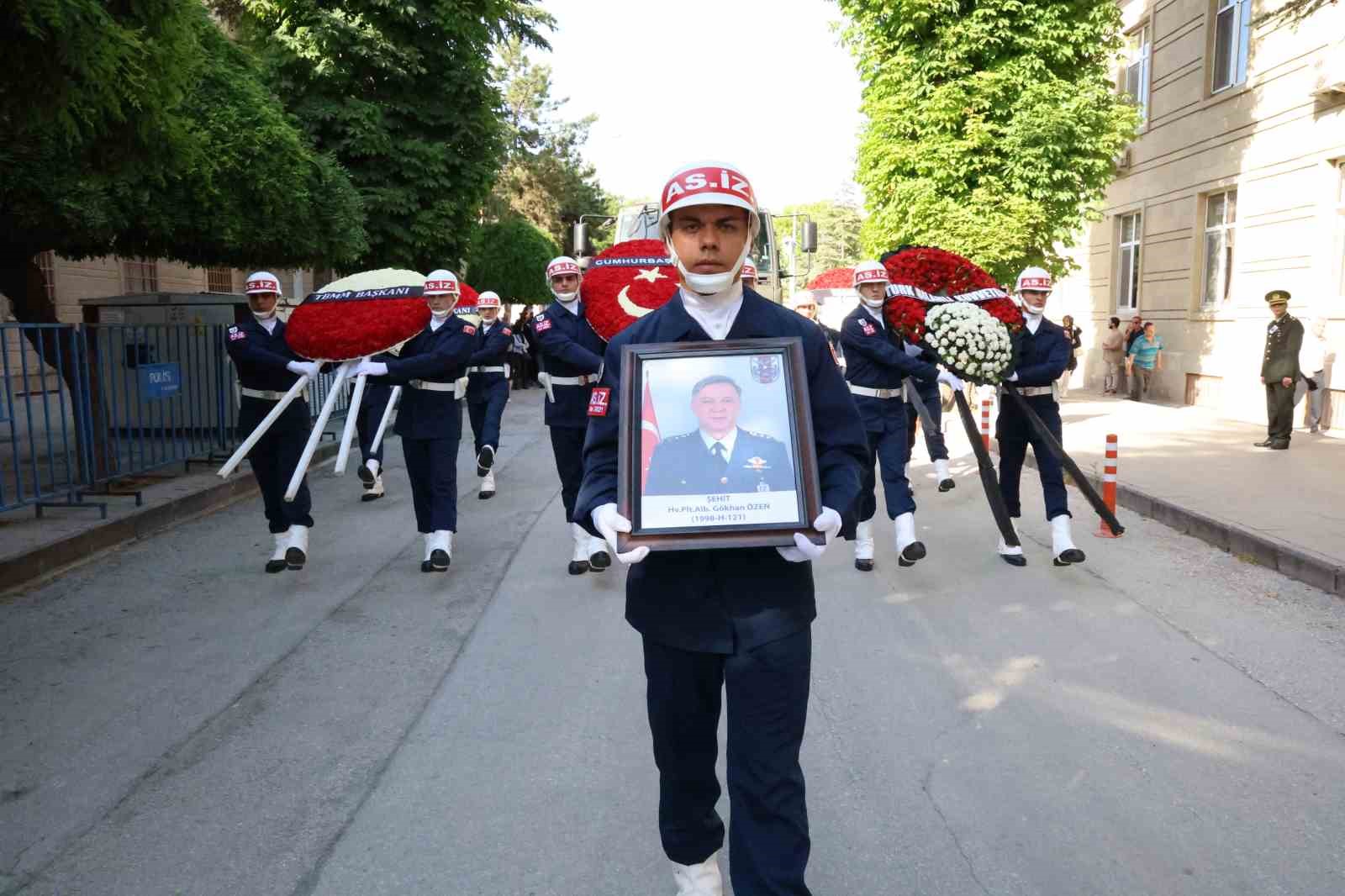 Şehit Pilot Albay Gökhan Özen gözyaşlarıyla son yolculuğuna uğurlandı
