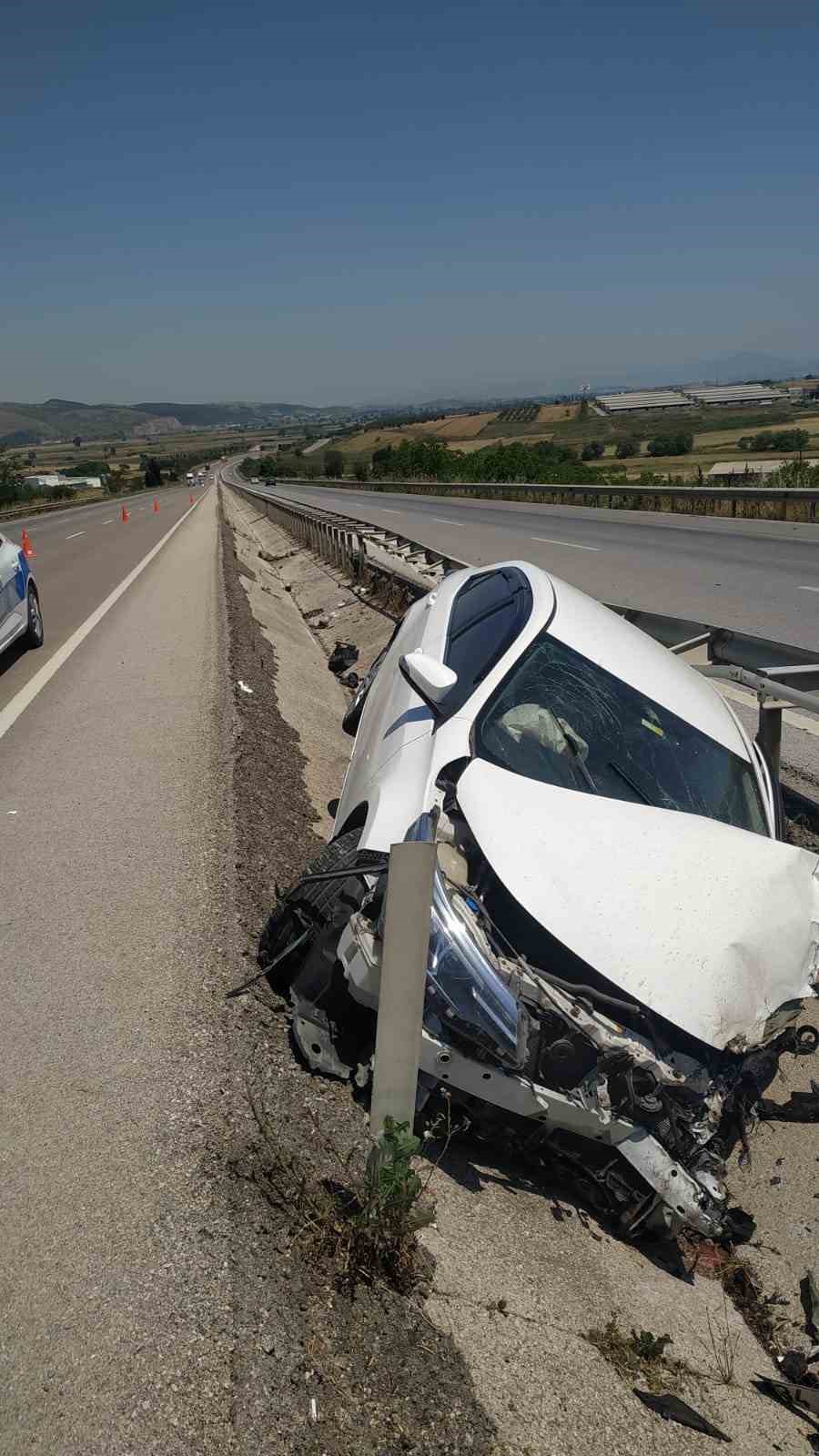 Bursa-Balıkesir karayolunda otomobil refüje çarptı: 2 yaralı
