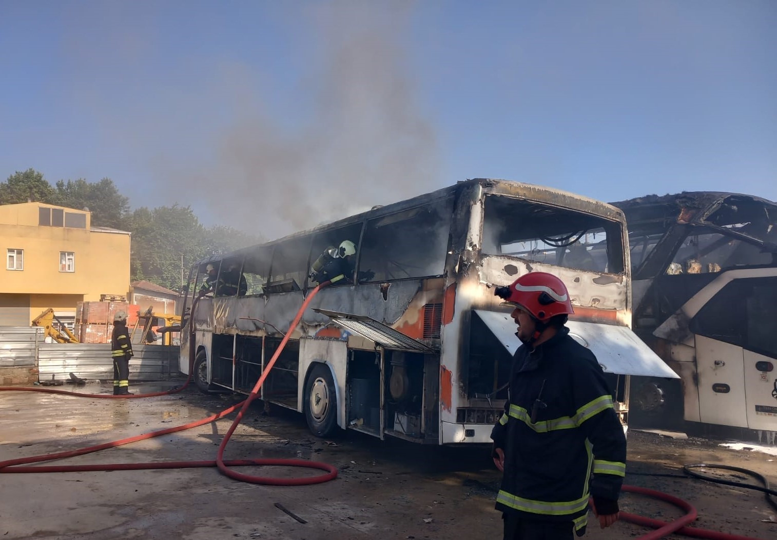 Kocaeli’de iki yangın: 3 otobüs ile geri dönüşüm tesisi yandı
