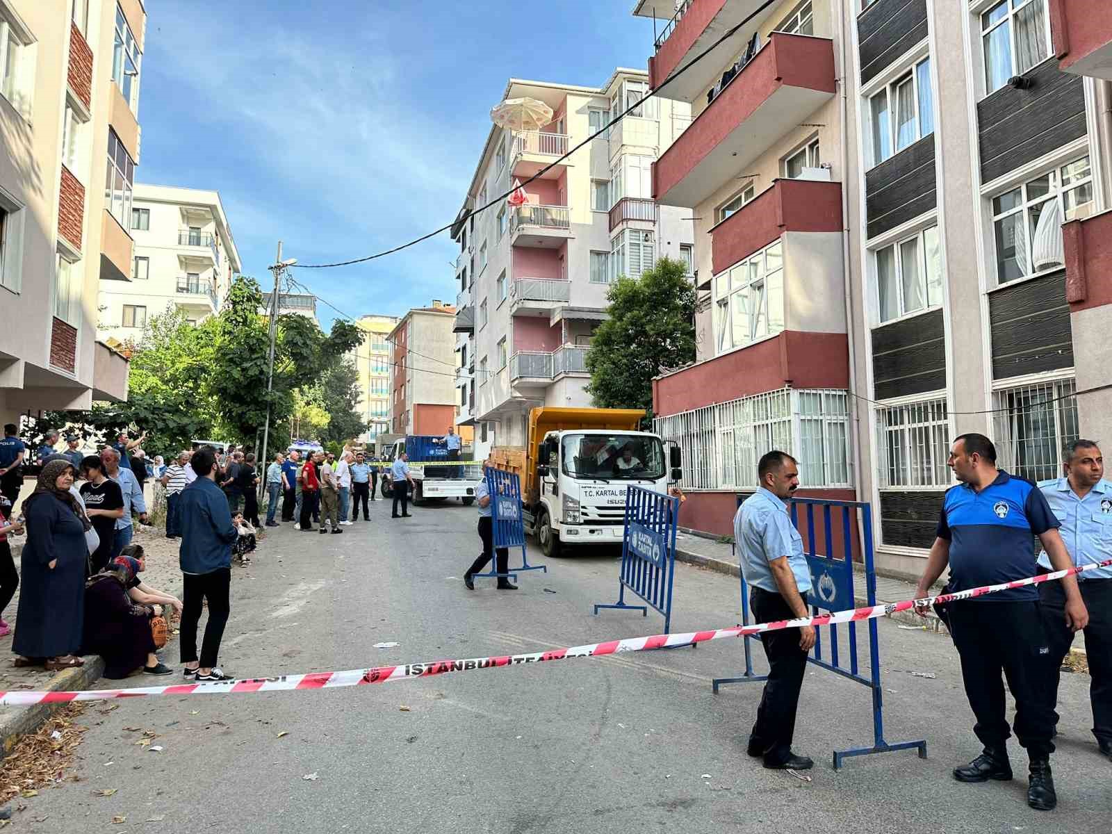 Kartal’da 5 katlı binanın balkonu çöktü: Bina boşaltıldı
