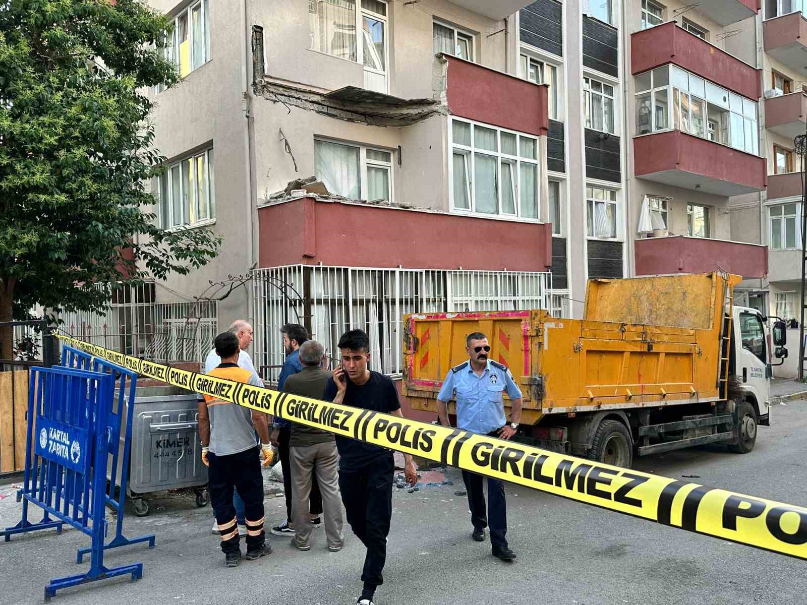 Kartal’da 5 katlı binanın balkonu çöktü: Bina boşaltıldı
