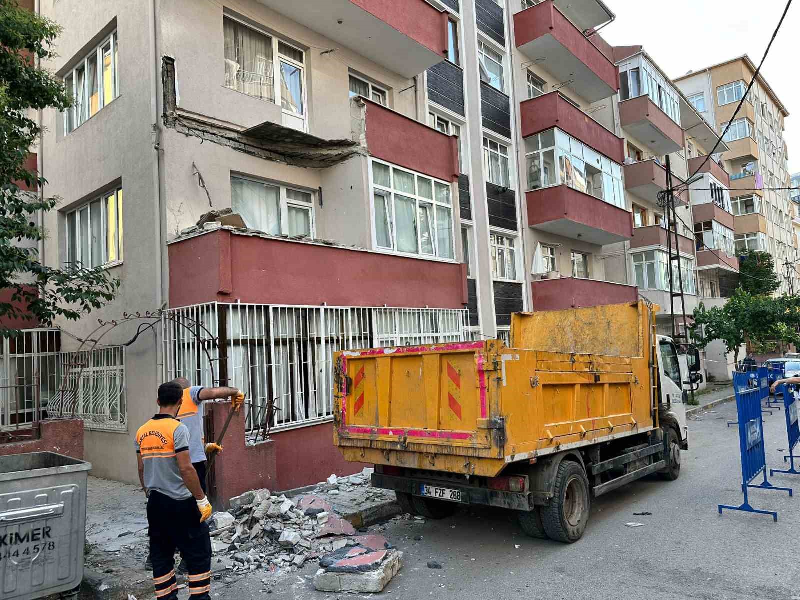 Kartal’da 5 katlı binanın balkonu çöktü: Bina boşaltıldı
