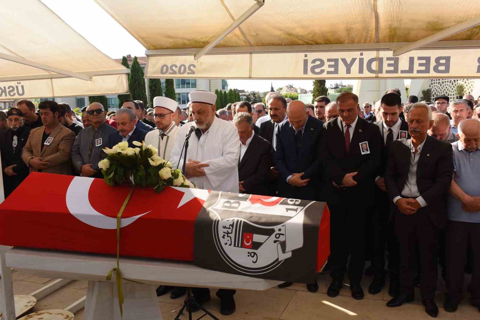 Eski Beşiktaş Başkanı Ahmet Nur Çebi’nin babası Yaşar Kaptan Çebi son yolculuğuna uğurlandı
