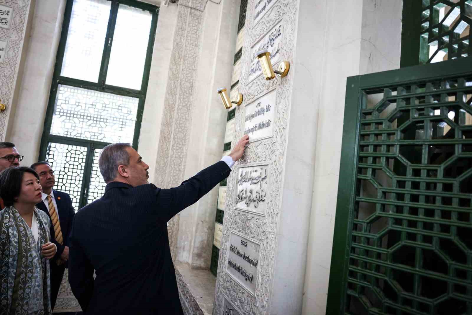 Dışişleri Bakanı Fidan, Yusuf Has Hacib Türbesi’ni ve Id Gah Camii’ni ziyaret etti
