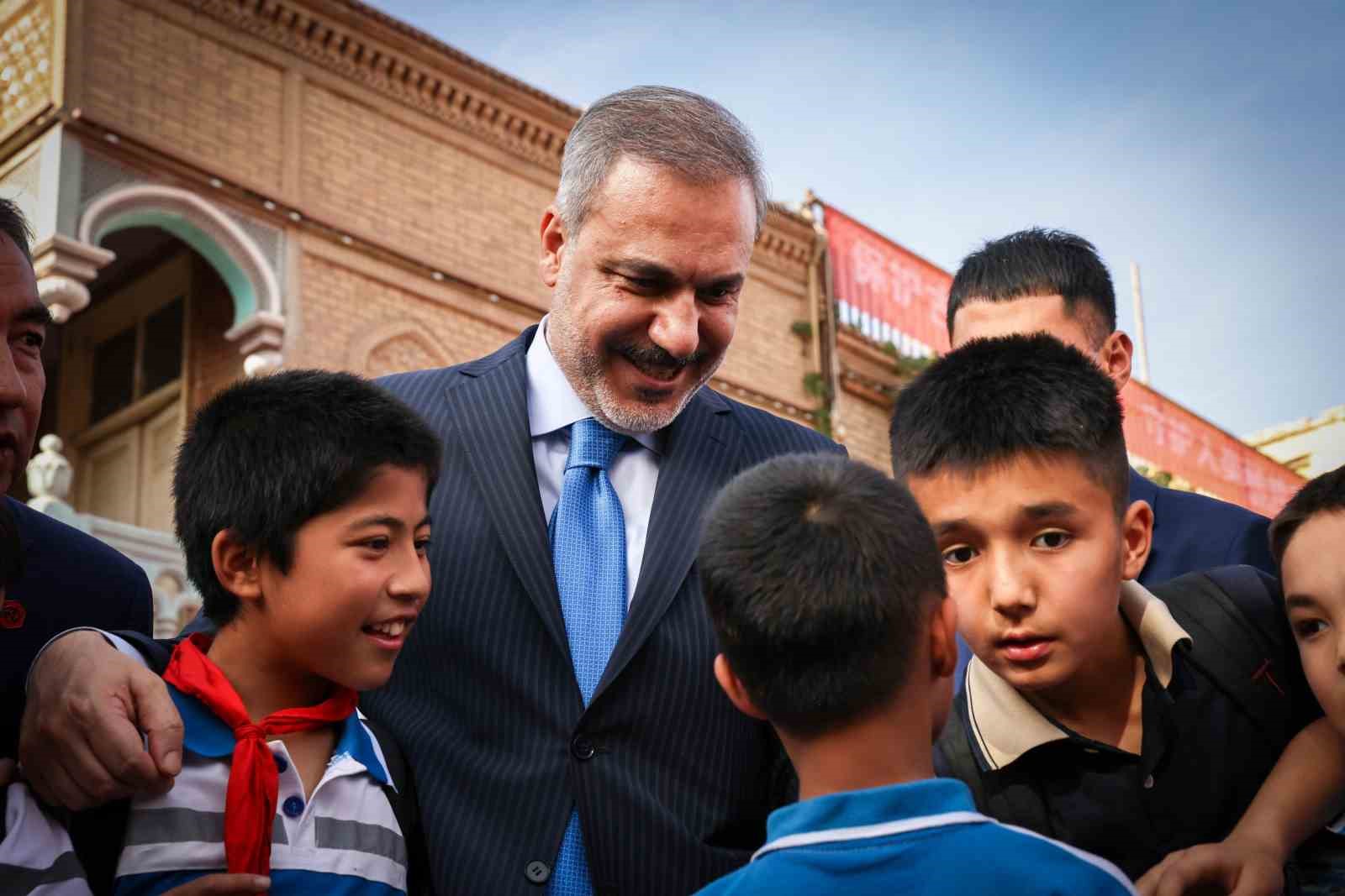 Dışişleri Bakanı Fidan, Yusuf Has Hacib Türbesi’ni ve Id Gah Camii’ni ziyaret etti
