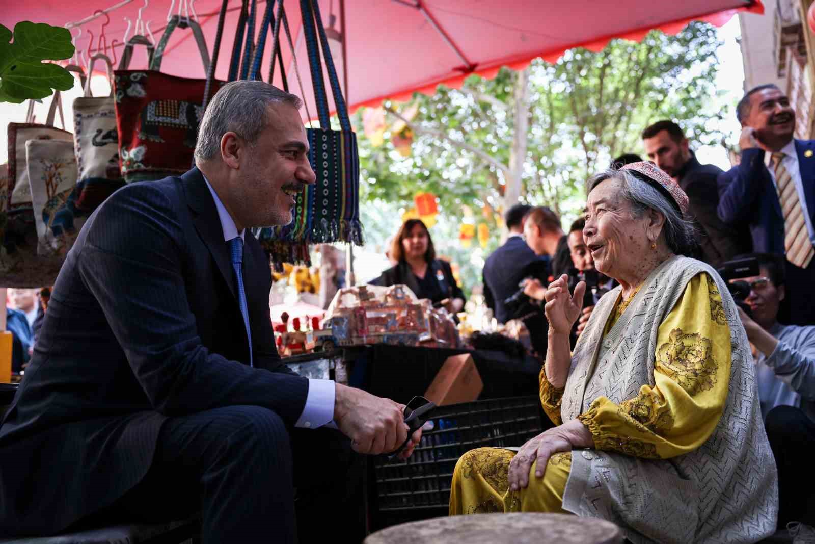 Dışişleri Bakanı Fidan, Yusuf Has Hacib Türbesi’ni ve Id Gah Camii’ni ziyaret etti
