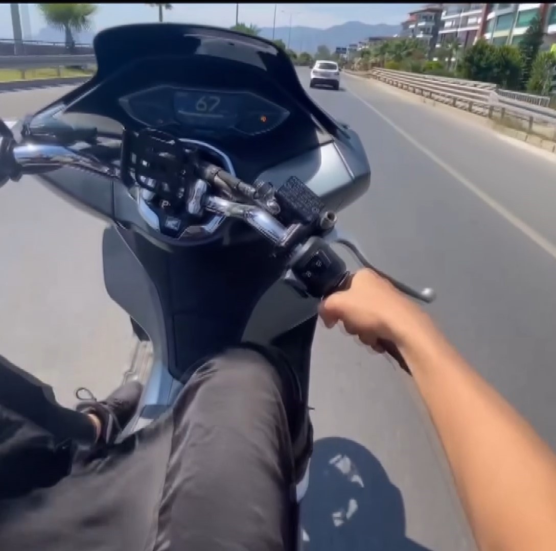 Trafiği tehlikeye düşüren motosiklet sürücüsüne 15 bin lira ceza
