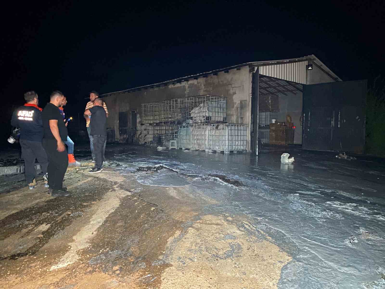 Bursa’da boya fabrikasındaki yangın söndürüldü, 3 kişi kimyasaldan etkilendi
