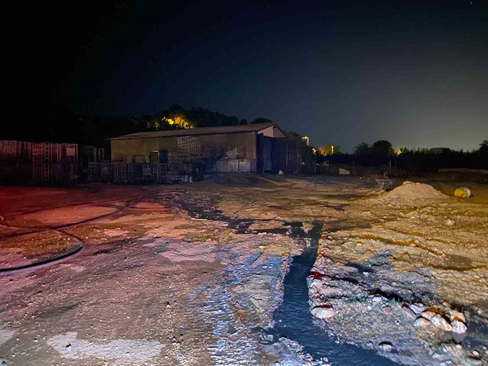 Bursa’da boya fabrikasındaki yangın söndürüldü, 3 kişi kimyasaldan etkilendi
