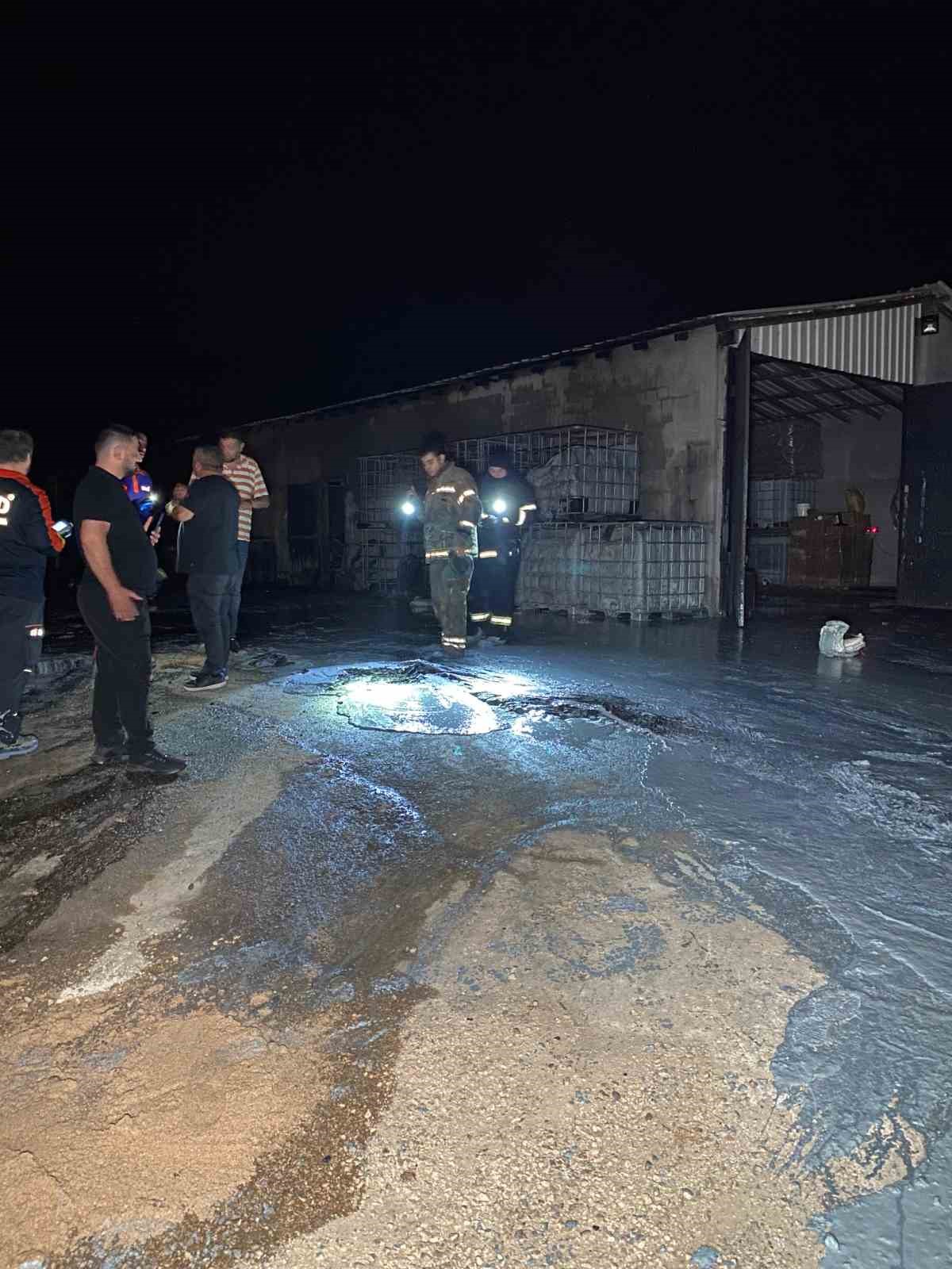 Bursa’da boya fabrikasındaki yangın söndürüldü, 3 kişi kimyasaldan etkilendi
