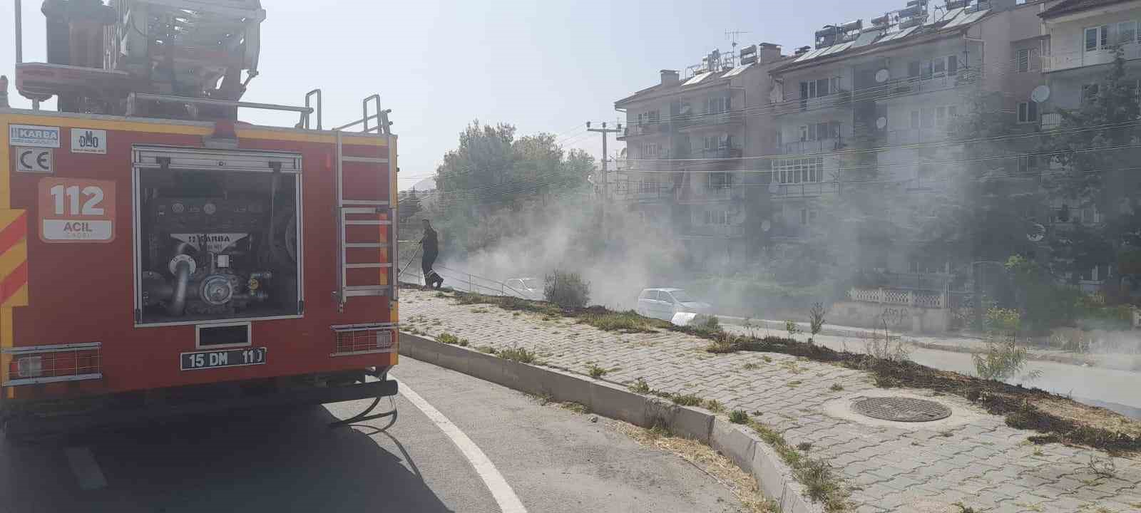 Burdur’da evinin yanında çıkan yangına müdahale ederken kalp krizi geçirip hayatını kaybetti
