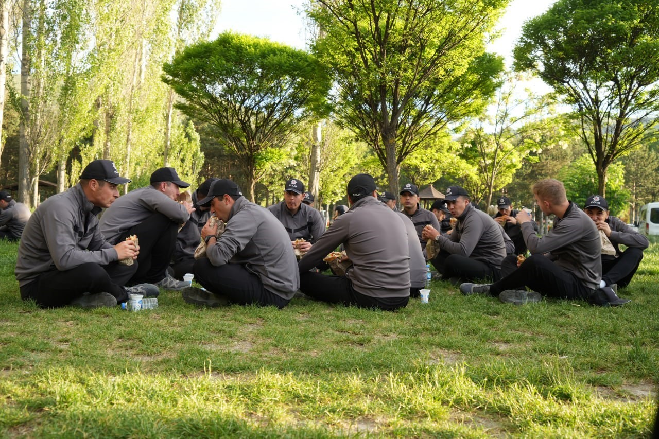 Polis Okulu öğrencileri önce piknik ardından çevre temizliği yaptılar
