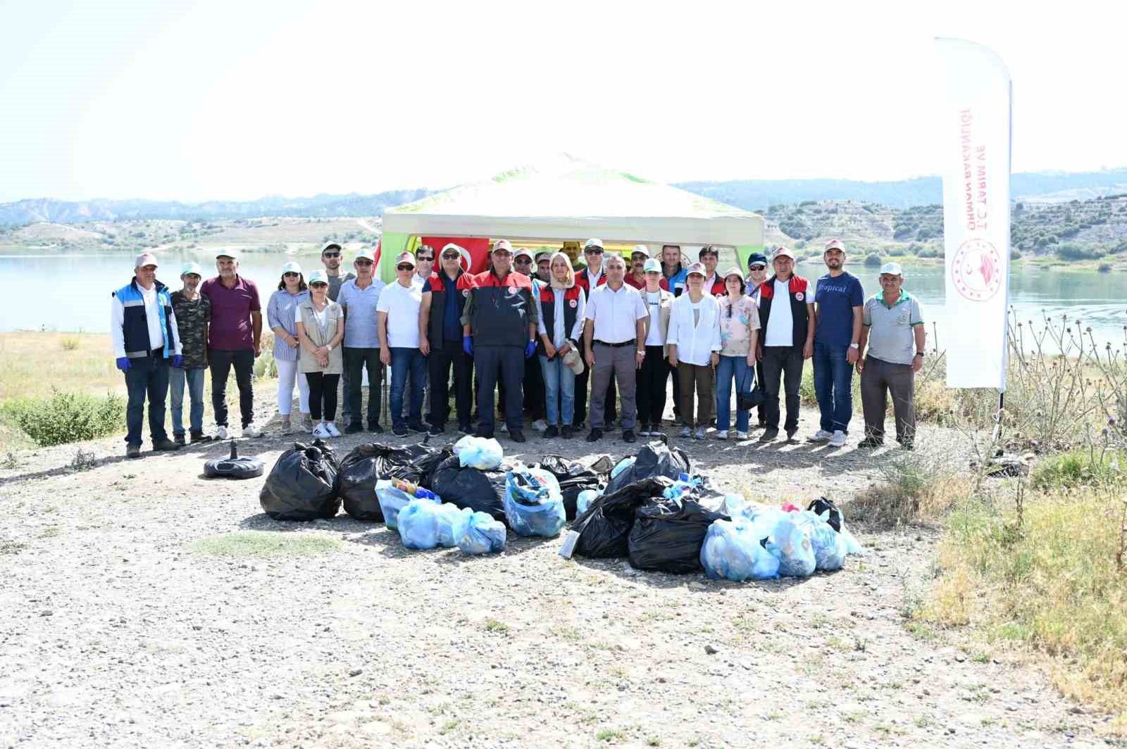 Tarım ve Orman Müdürlüğü personeli baraj gölünü temizledi
