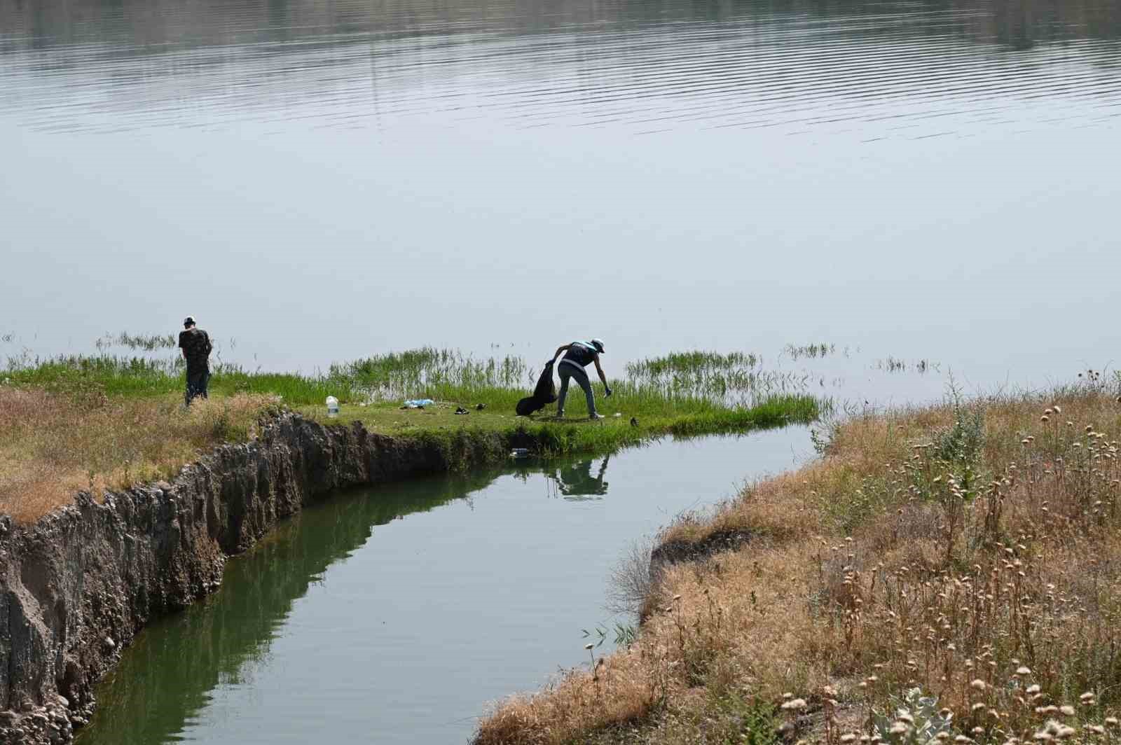 Tarım ve Orman Müdürlüğü personeli baraj gölünü temizledi
