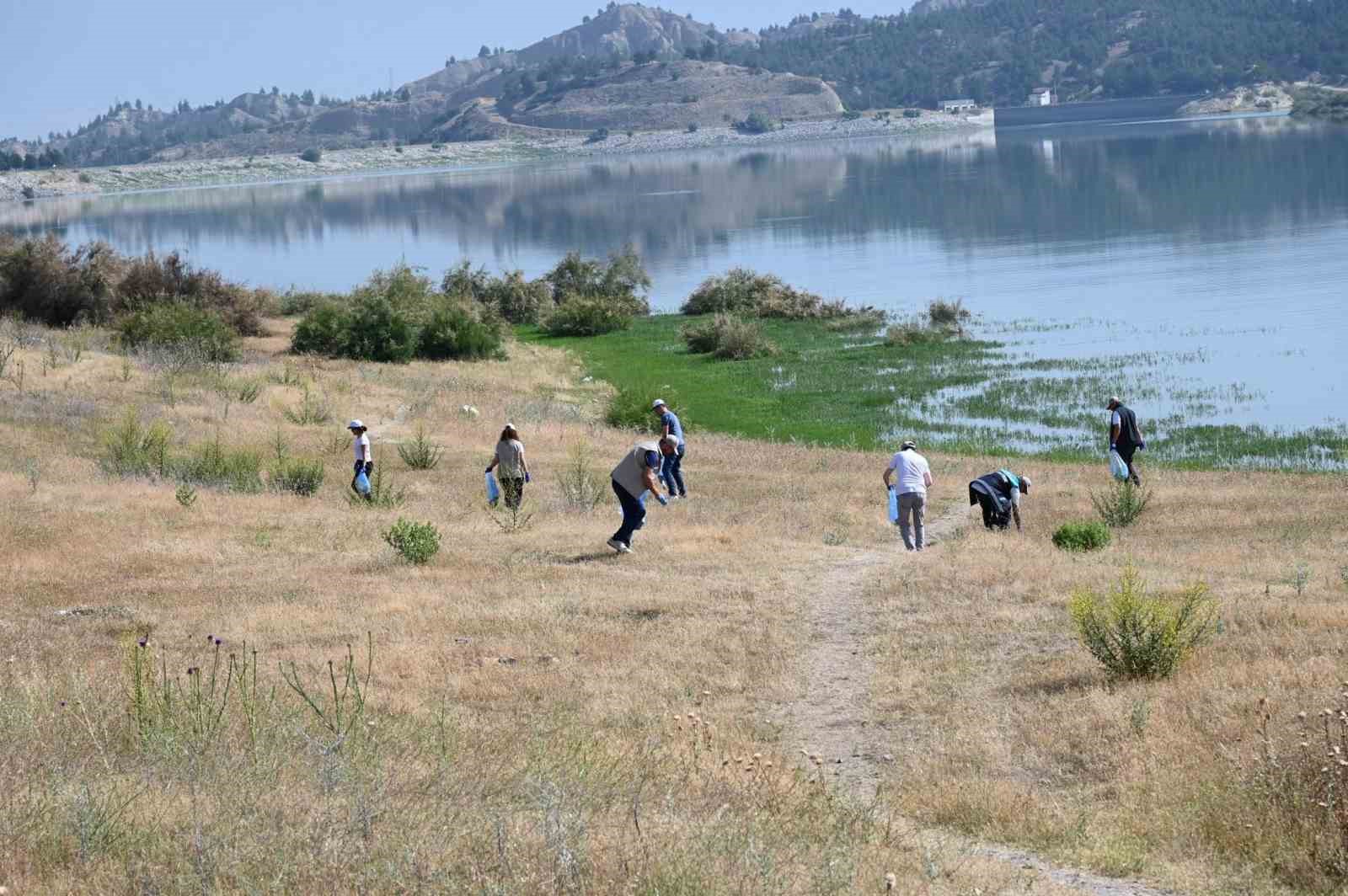 Tarım ve Orman Müdürlüğü personeli baraj gölünü temizledi
