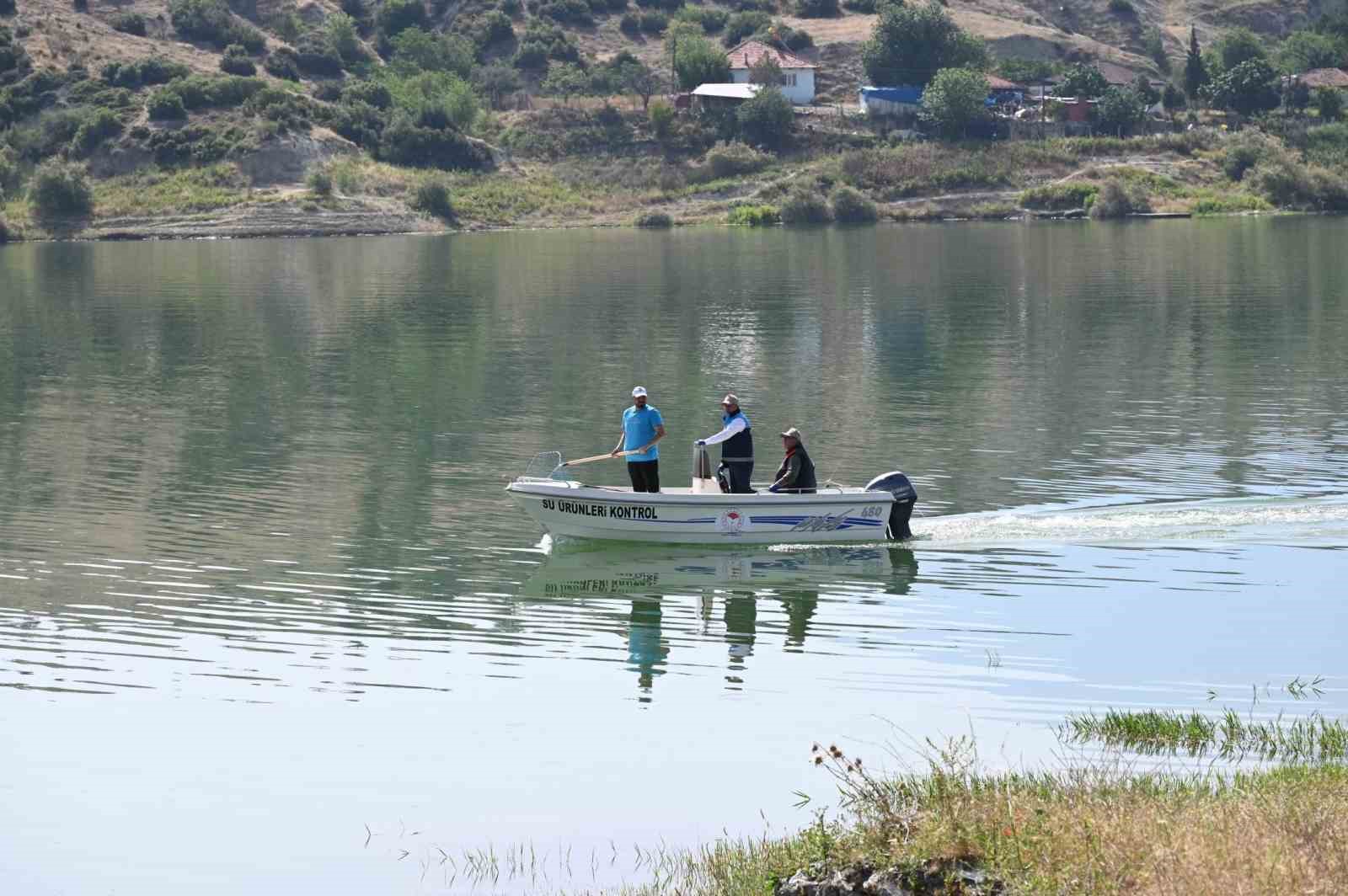 Tarım ve Orman Müdürlüğü personeli baraj gölünü temizledi
