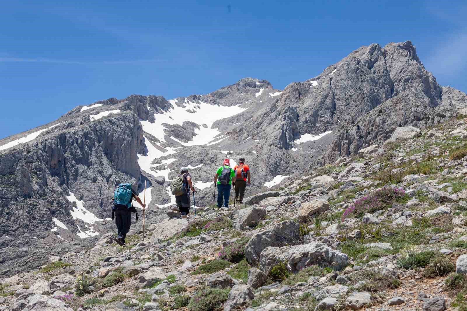 Anamas Dağı’ndaki Karagöl, dağcıların ilgi odağı
