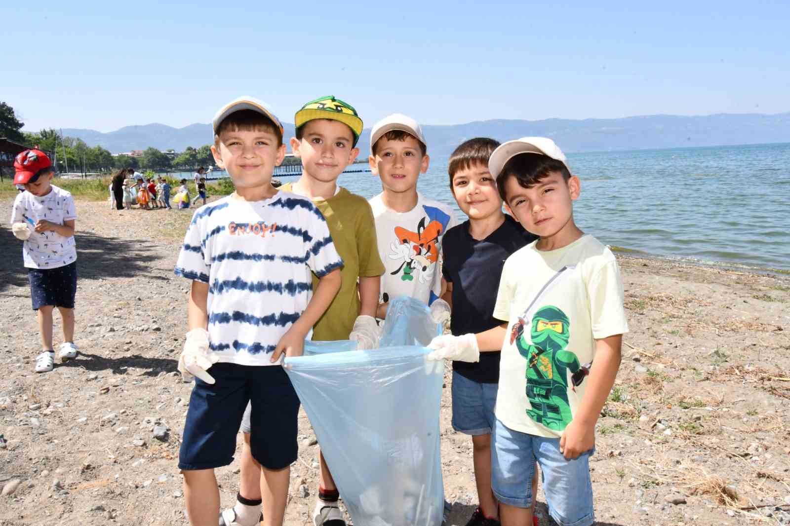 Anaokulu öğrencileri büyüklerine örnek oldu
