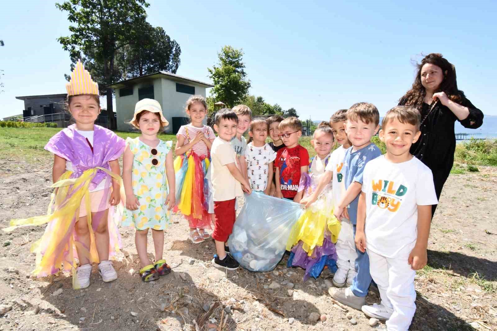 Anaokulu öğrencileri büyüklerine örnek oldu
