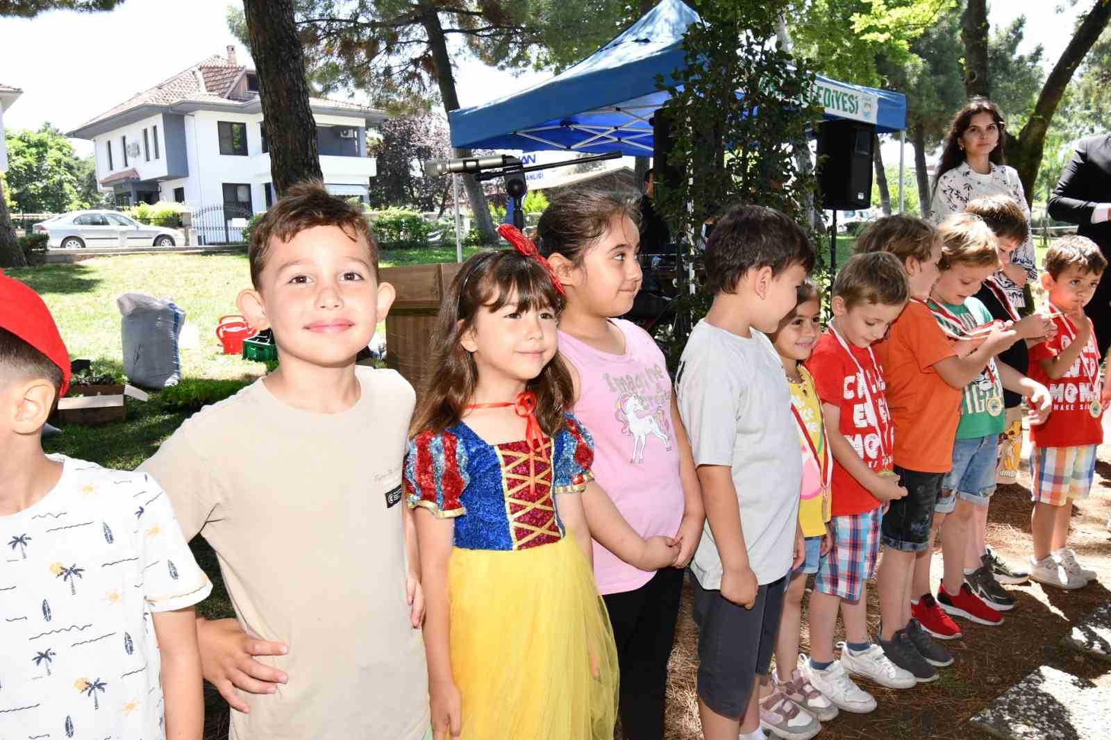 Anaokulu öğrencileri büyüklerine örnek oldu
