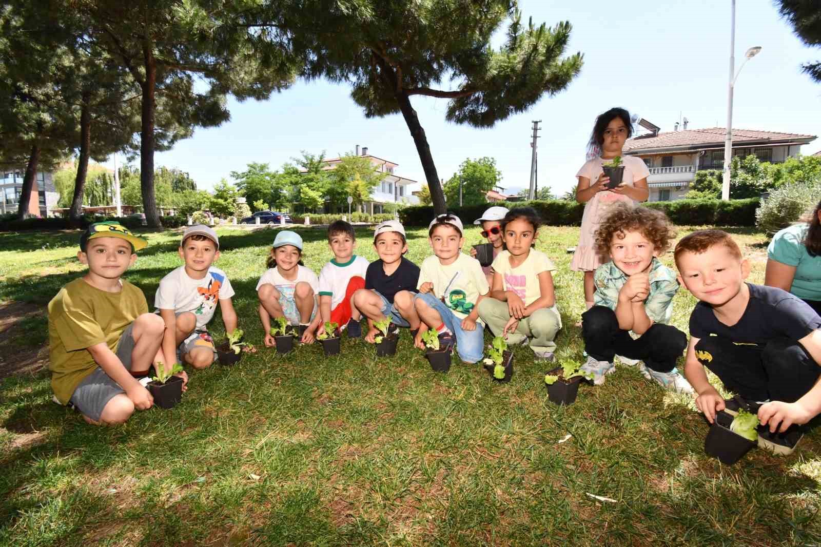 Anaokulu öğrencileri büyüklerine örnek oldu
