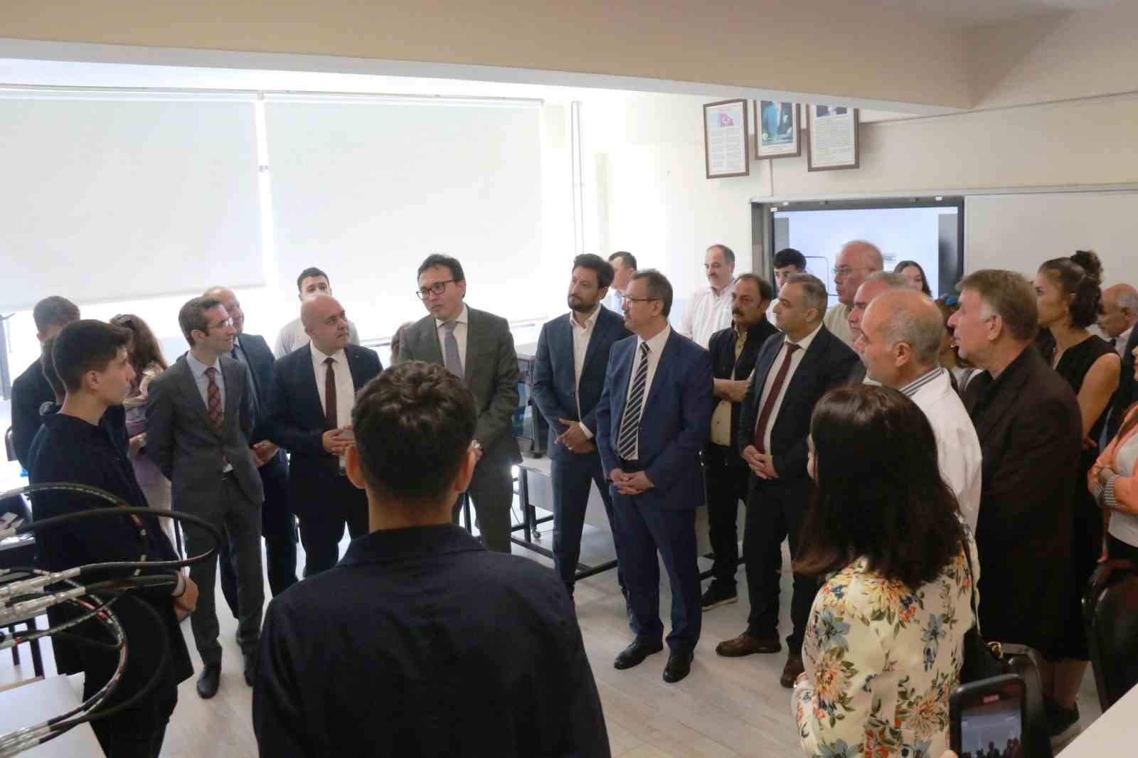 Kütahya Mesleki ve Teknik Anadolu Lisesi’nde Hidrolik ve Pnömatik Laboratuvarı açıldı
