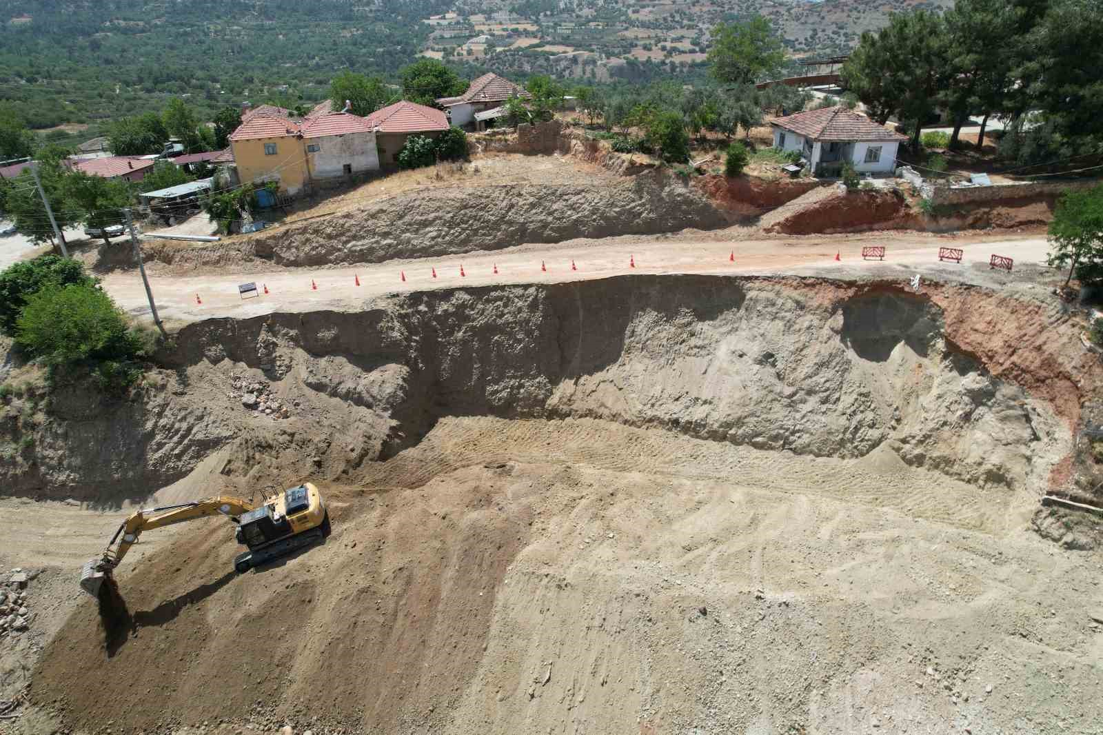 Denizli Büyükşehir ekipleri toprak kayması yaşanan bölgeye anında müdahale etti
